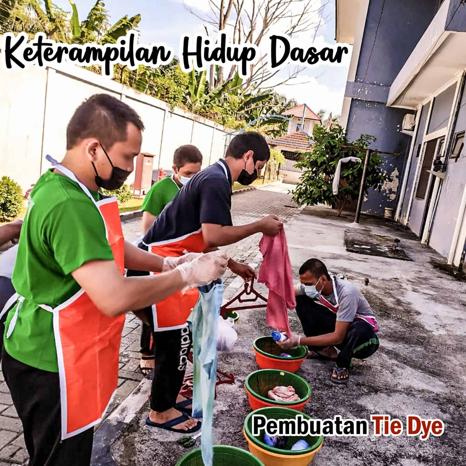 Pembuatan Tie Dye Klien Loka Rehabilitasi BNN Deli Serdang