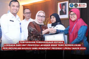 Penyerahan Penghargaan Kepada Lembaga dan Unit Penyedia Layanan Anak yang Memerlukan Perlindungan Khusus Mendapat Predikat LPKRA Tahun 2024
