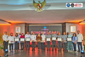 Penyerahan Penghargaan Kepada Lembaga dan Unit Penyedia Layanan Anak yang Memerlukan Perlindungan Khusus Mendapat Predikat LPKRA Tahun 2024