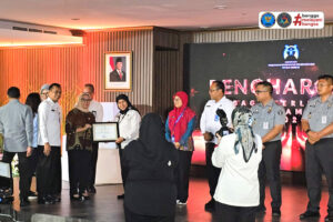 Penyerahan Penghargaan Kepada Lembaga dan Unit Penyedia Layanan Anak yang Memerlukan Perlindungan Khusus Mendapat Predikat LPKRA Tahun 2024